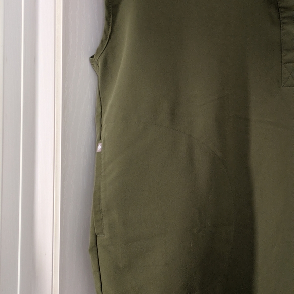 Figs Forest Green Sleeveless Scrub Top 2 Front Pockets Sz L - Picture 2 of 8